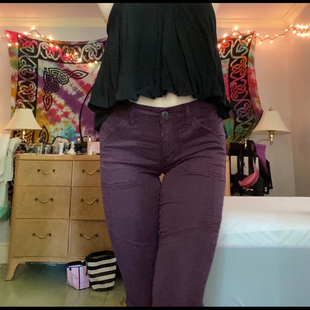 American Eagle maroon cargo jeggings